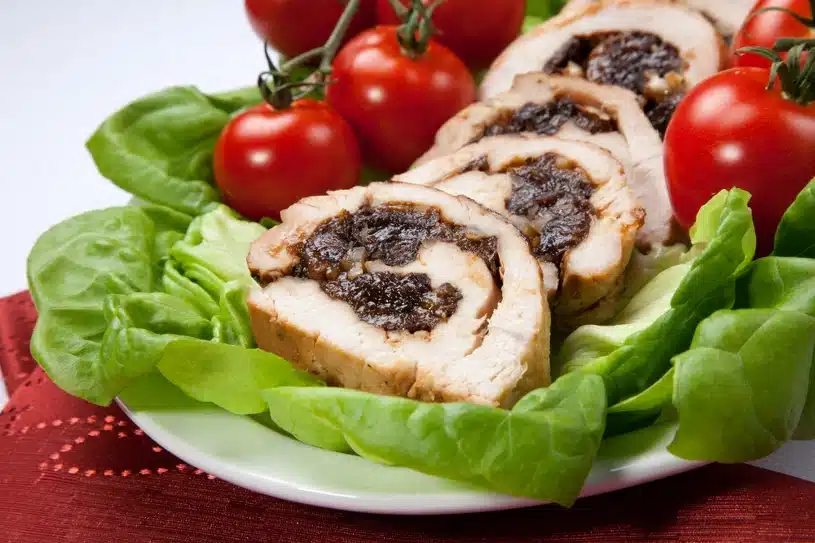 Roláda s náplní ze švestek a mandlí. Prostě se rozplývá v ústech.