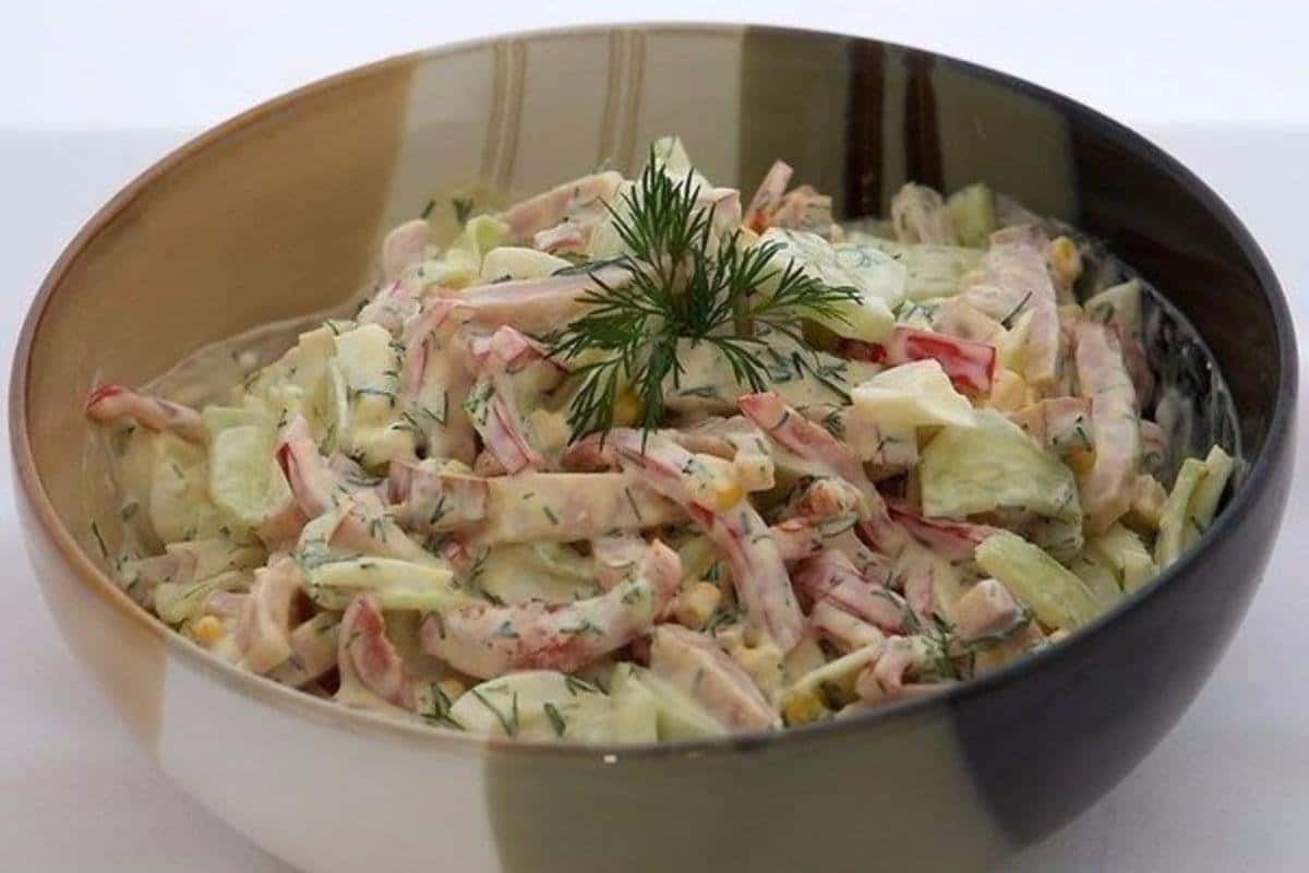 Rychle nakrájím a smíchám. S vejci je to mnohem chutnější než s tatarskou omáčkou.