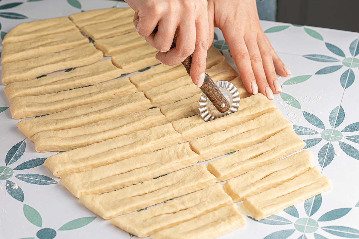 Nejrychlejší faworki na světě. Těsto potírám sladkou směsí.