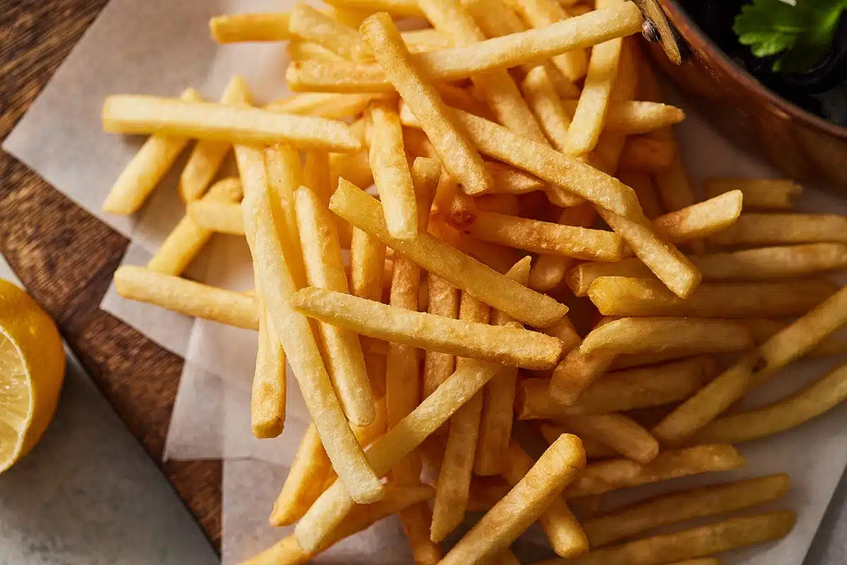 Mám jednoduchý recept na křupavé brambory, které jsou lepší než hranolky. Všechnu práci za vás udělá „zlatá posypka“.