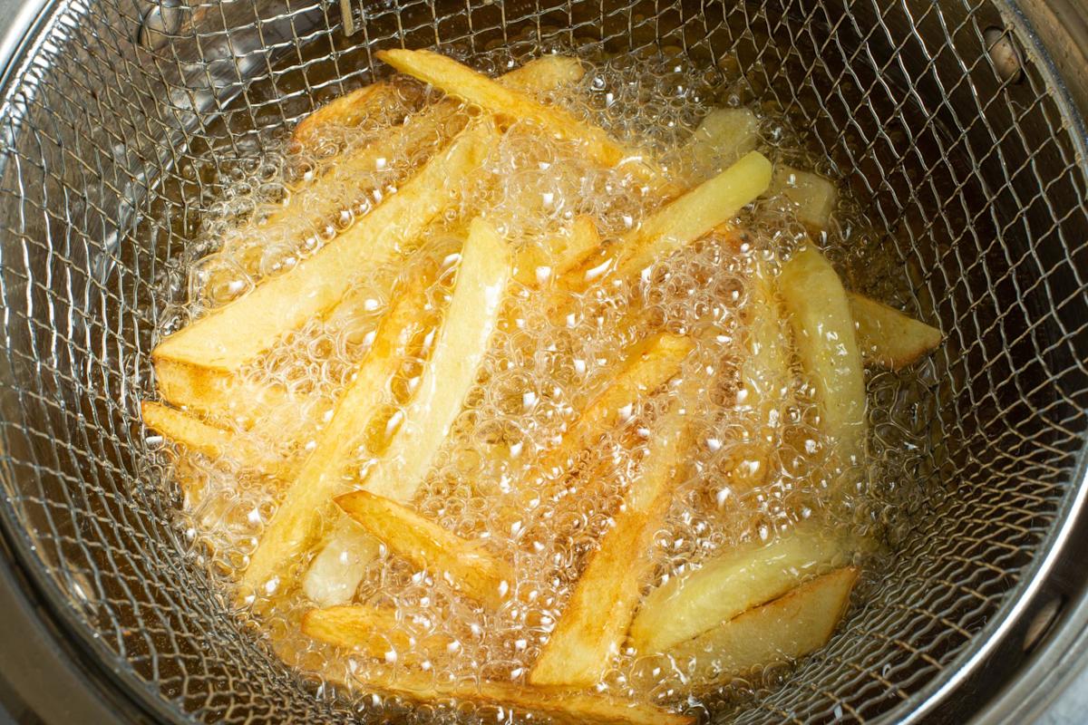 Přidejte to do oleje před smažením. Hranolky budou dokonale křupavé.