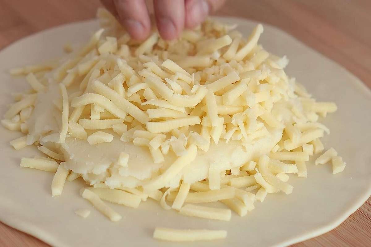 Jak připravit sýrový chléb na pánvi: vynikající recept za 10 minut z jednoduchých ingrediencí.