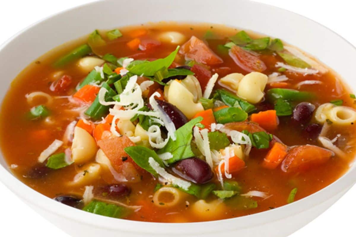 Tato venkovská polévka vás zahřeje lépe než pečená v troubě. Navíc je velmi chutná a dlouho zasytí.