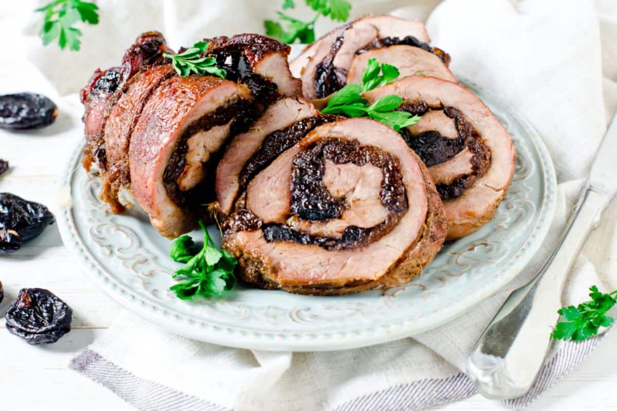 Roláda s náplní ze švestek a mandlí. Prostě se rozplývá v ústech.