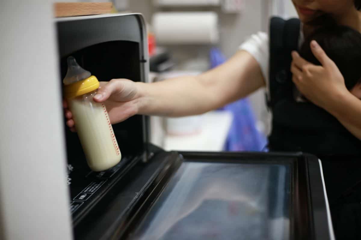 Málokdo ví, že ohřívání vody nebo mléka v mikrovlnné troubě může být nežádoucí.