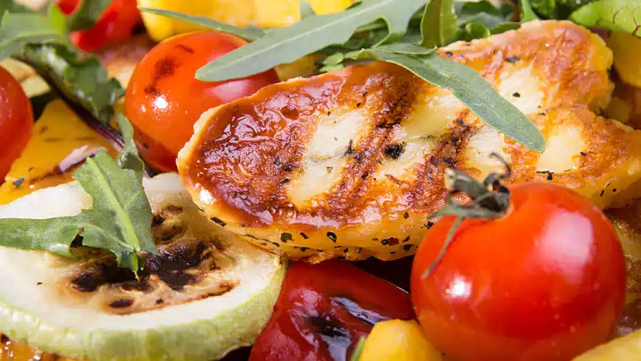 Pečený sýr s chutnou zeleninou. Ideální pro lehkou večeři.