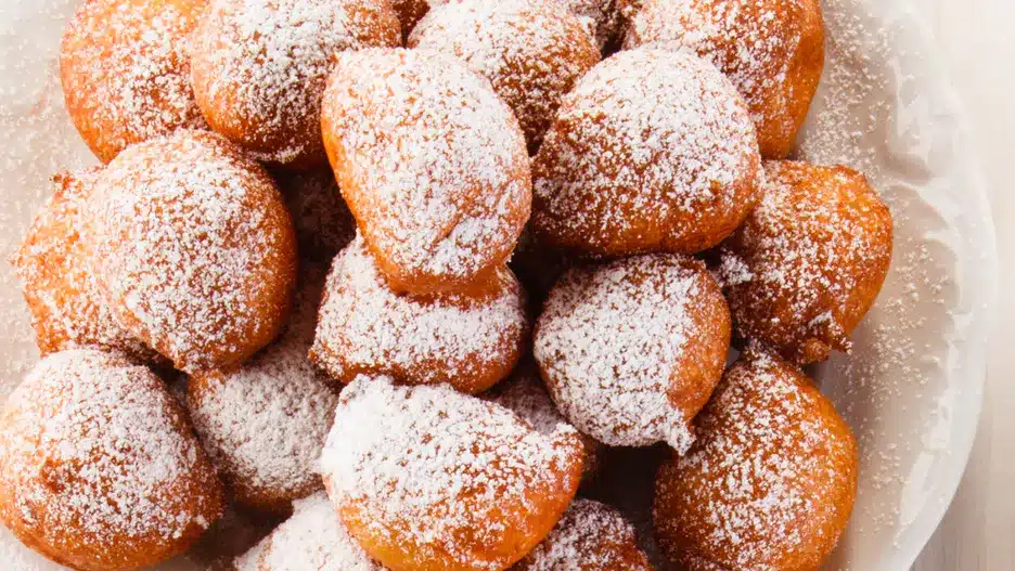 Smíchám pudink, mouku a vejce. Během chvilky mám hotovou hromadu nadýchaných, měkkých koblih.