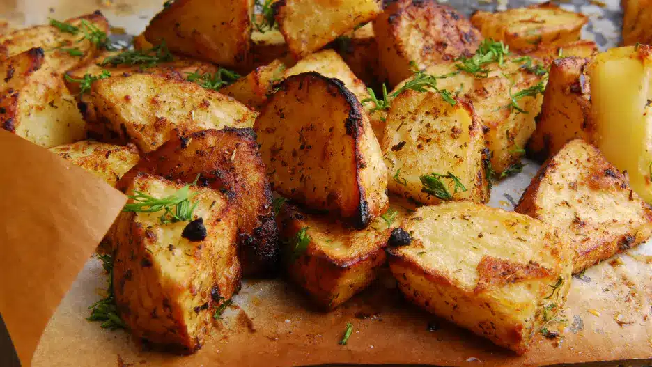 Brambory potřu touto omáčkou a upeču je. Mají neuvěřitelnou vůni, křupavou kůrku a krémovou dužinu uvnitř.