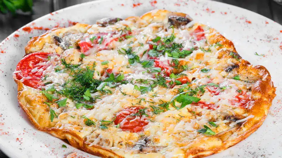 Omeleta pro vybíravé jedlíky. Vypadá jako chutná pizza.