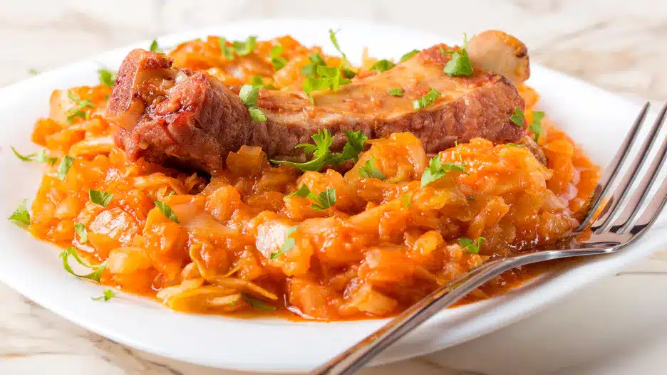 Položím ho na kysané zelí a zapékám. Maso je pak jemné, šťavnaté a snadno se oddělí od kosti.