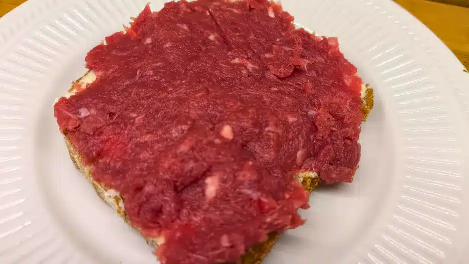 Dědeček si štědře natírá sendvič. Dnes se mnozí takového pomazánky bojí.