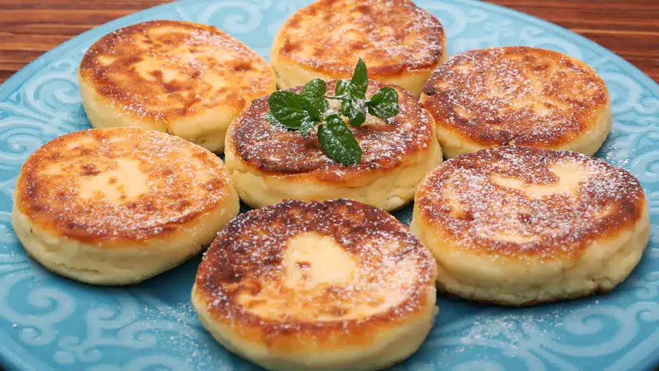 Cheesecakeové palačinky bez mixéru. Za pouhé 4 minuty se v troubě zbarví do zlatohněda.