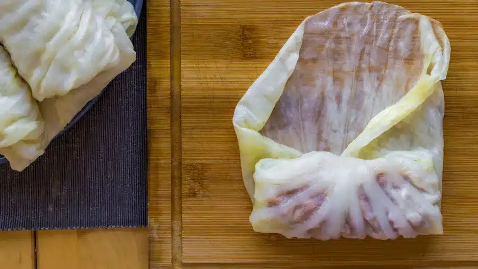 Přidávám ho do vody. Kapustové listy jsou velmi pružné a měkké a neroztrhají se.