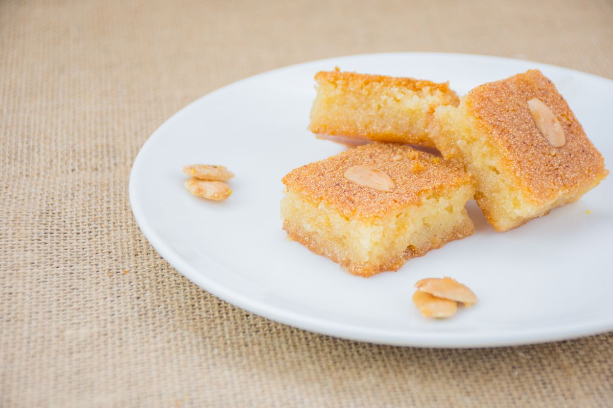 Jak připravit Namuru: arabský dezert z krupice s mandlemi a sirupem, který se skládá ze 7 ingrediencí.