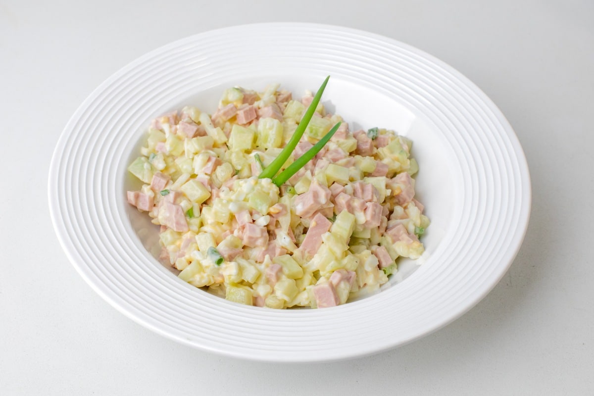 Rychle nakrájím a smíchám. S vejci je to mnohem chutnější než s tatarskou omáčkou.