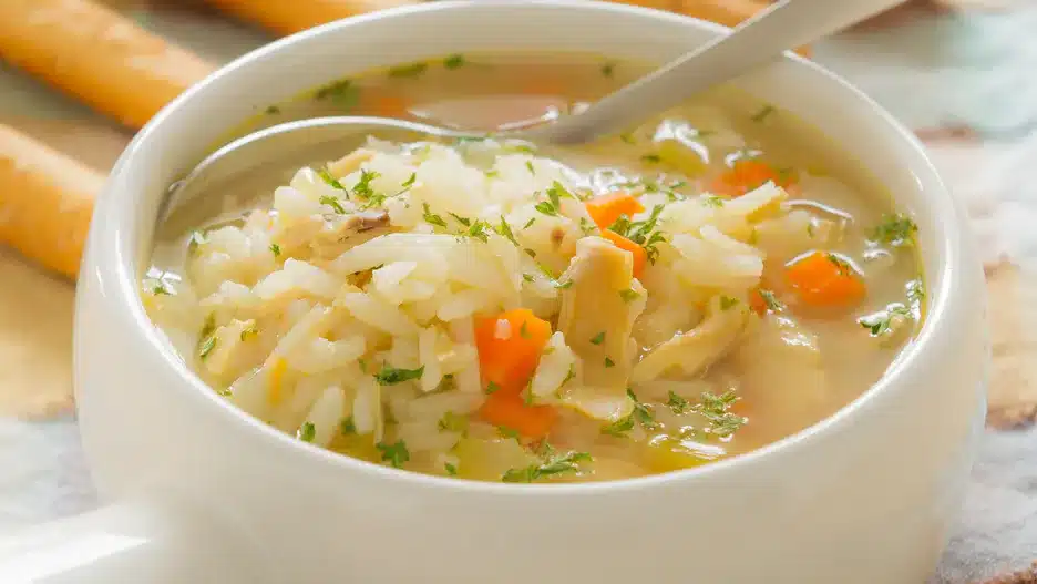 Trochu zeleniny, rýže – a mám hotovou chutnou polévku. Ideální, když venku není příznivé počasí.