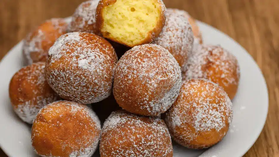 Vezměte trochu tvarohu a dvě vejce. Přidejte několik ingrediencí a za chvilku budete mít celou hromadu lehkých, bílkovinami bohatých koblih.