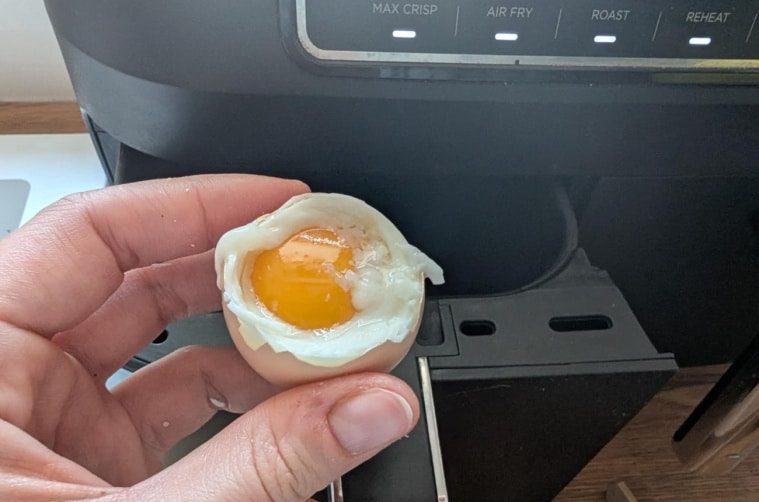 Vařím vejce natvrdo tak, že nepoužívám vodu ani hrnec. Bílky ztuhnou a žloutky zůstanou tekuté a krémové.