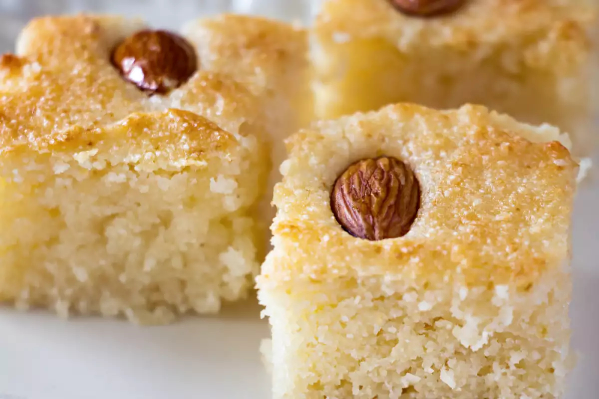 Jak připravit Namuru: arabský dezert z krupice s mandlemi a sirupem, který se skládá ze 7 ingrediencí.