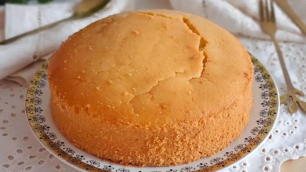 Jak připravit máslový piškotový dort: vlhký a ekonomický piškotový dort ze 6 ingrediencí.