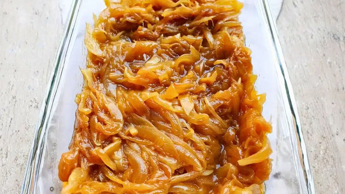 Jak připravit karamelizovanou cibuli: lahodný a chutný recept s jednou tajnou ingrediencí.