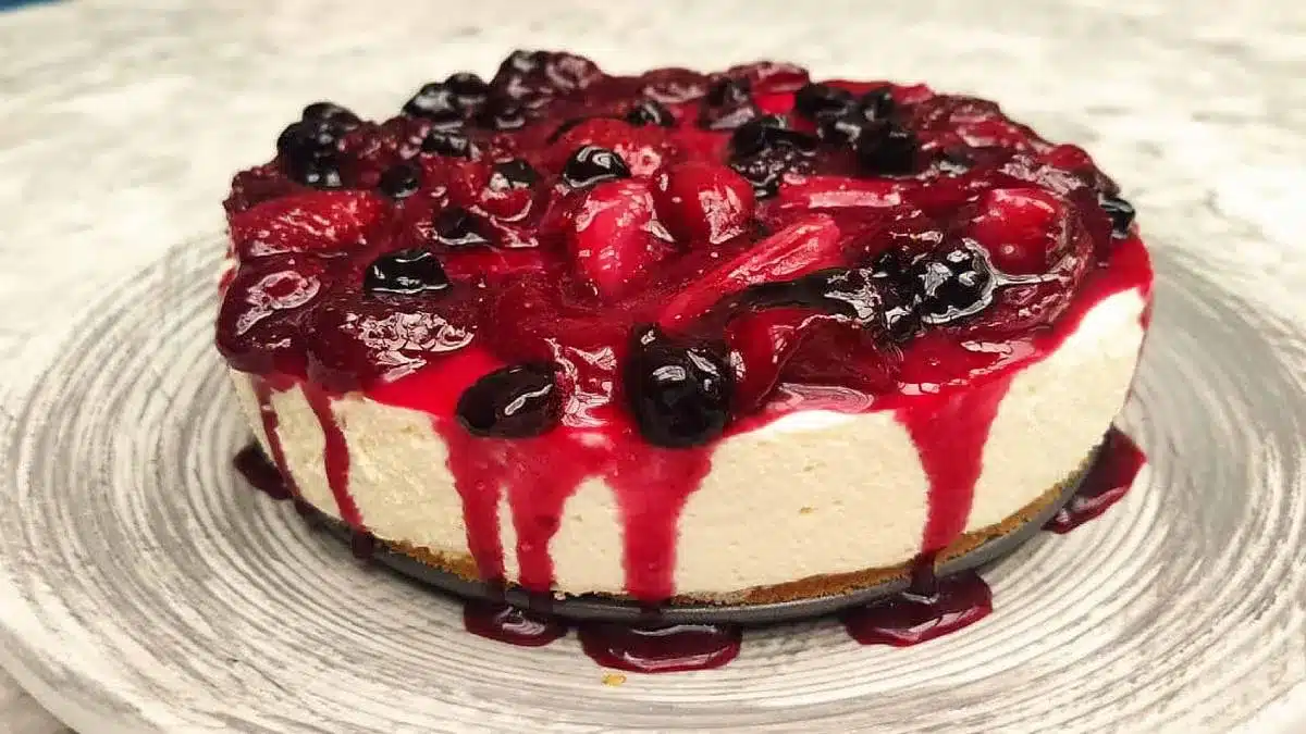Cheesecake s červenými bobulemi bez pečení: jednoduchý, rychlý a bezlepkový recept na letní dezert.