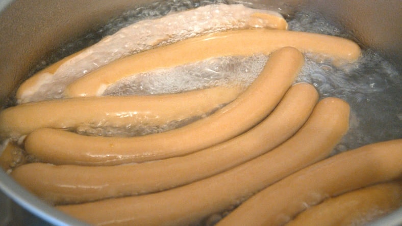 Proč se párky balí do fólie? Vysvětlíme vám, kdy je třeba obal odstranit.