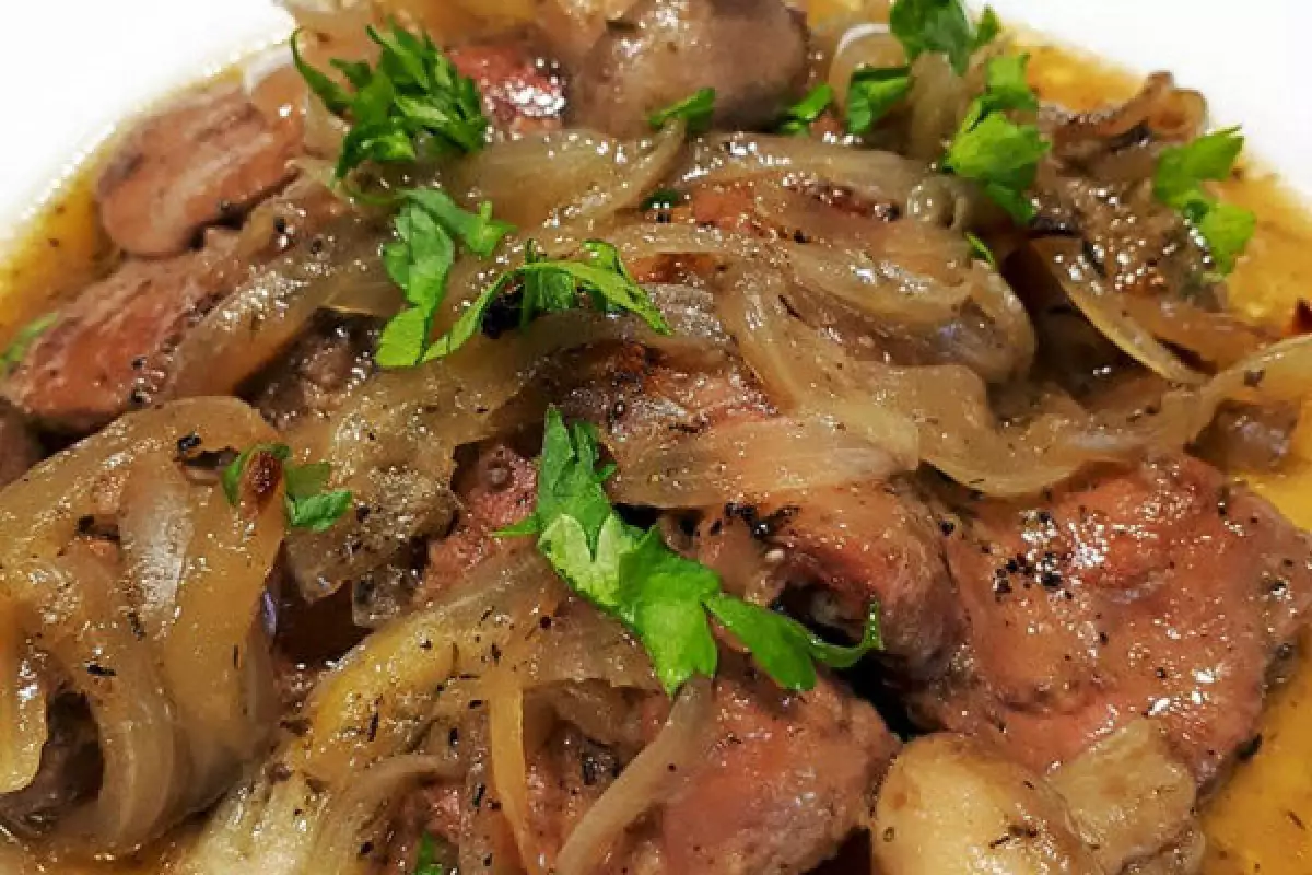 Připravuji játra podle benátského receptu. Mají příjemnou chuť a jemnou strukturu.