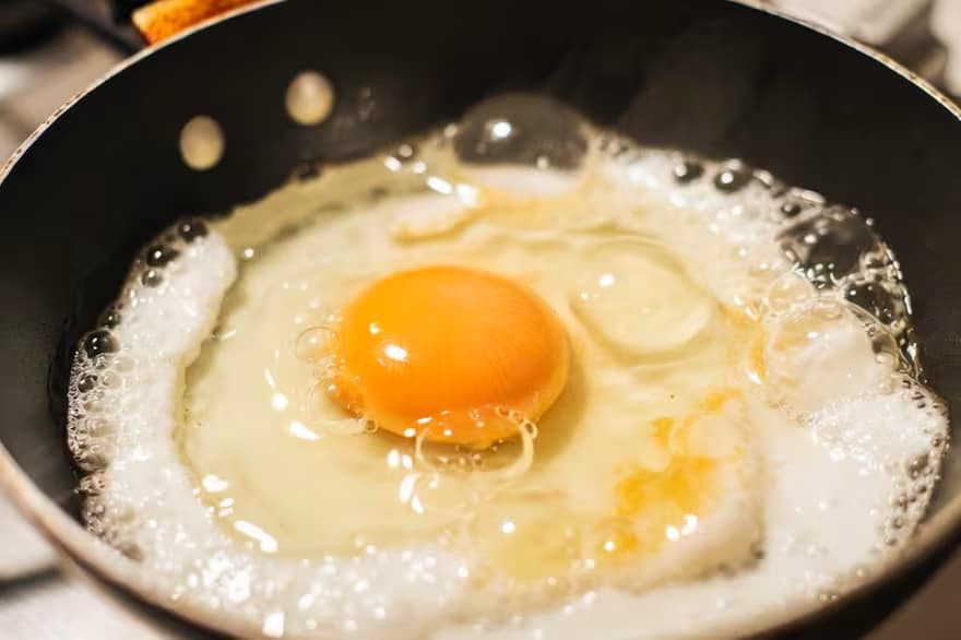 Ocet na pánvi: jak připravit dokonalá smažená vejce