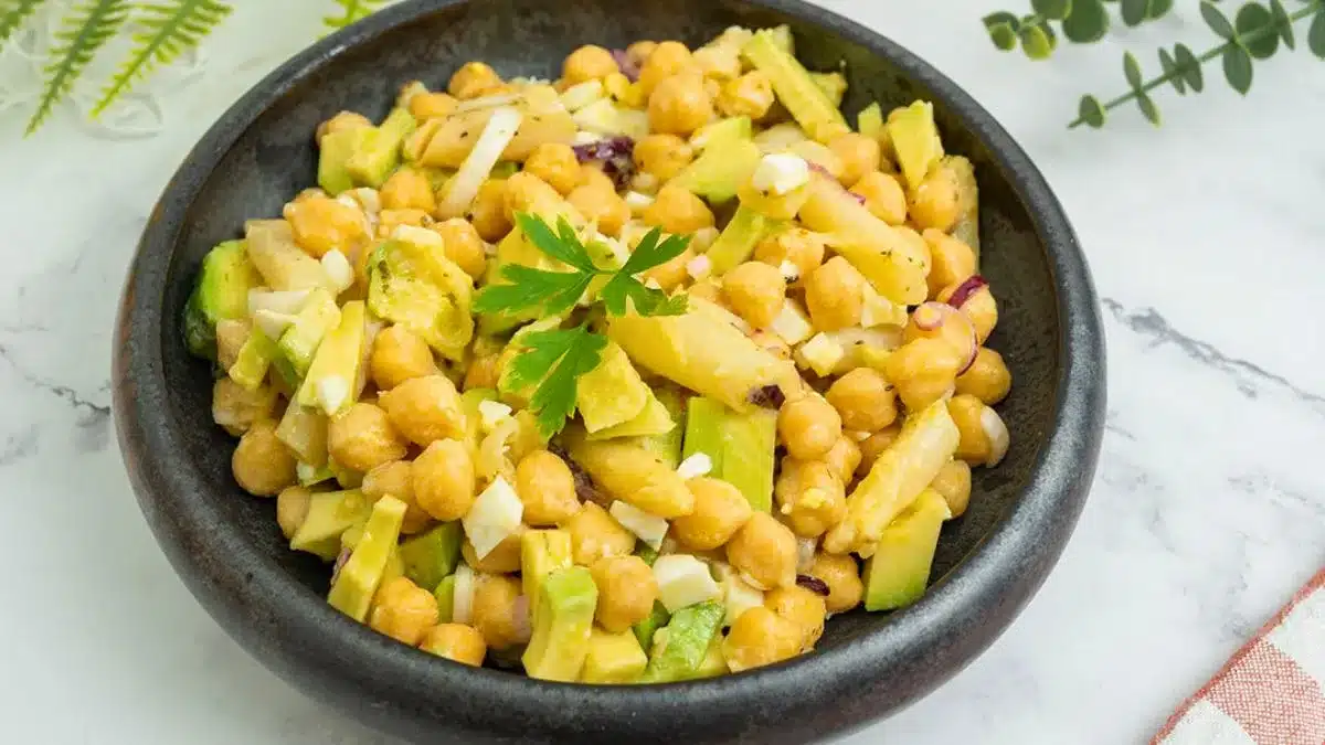 Jak připravit salát z cizrny: recept z 8 ingrediencí pro lehký oběd nebo večeři.