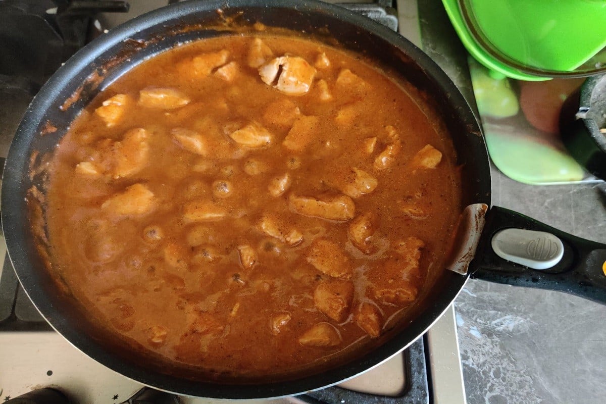 Přidejte jej do guláše místo mouky a smetany. Okamžitě zhoustne a zlepší chuť.