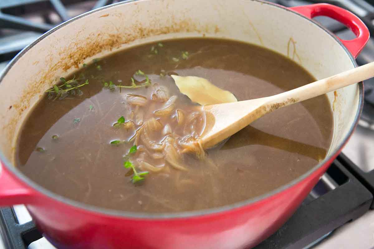 V jakém hrnci je nejlepší vařit vývar? Tato volba může zcela změnit chuť polévky.