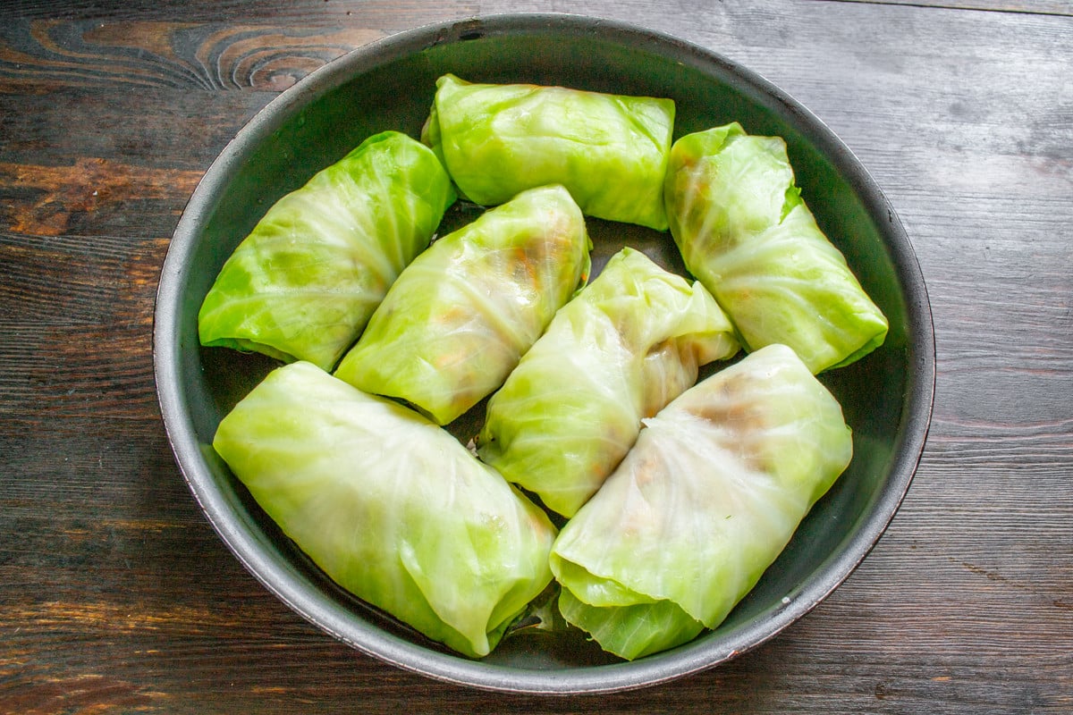 Přidávám ho do vody. Kapustové listy jsou velmi pružné a měkké a neroztrhají se.