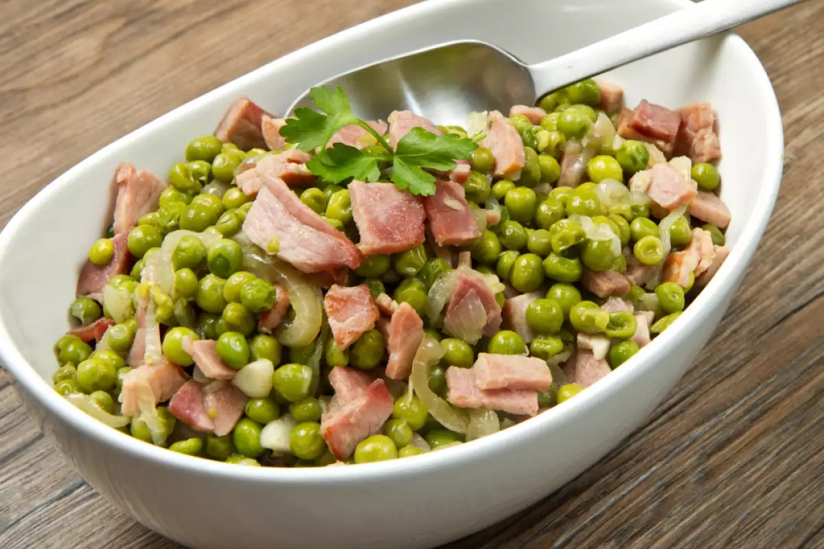 Salát s baconem a hráškem