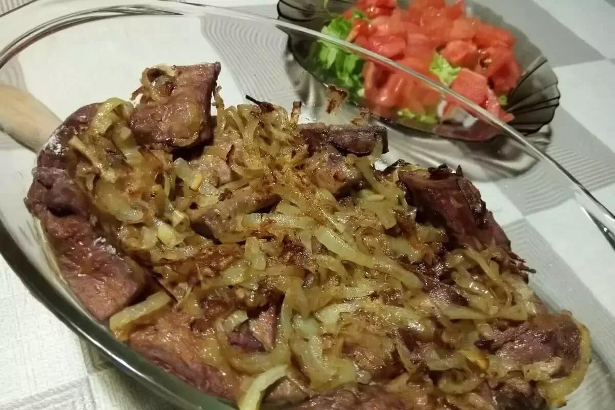 Připravuji játra podle benátského receptu. Mají příjemnou chuť a jemnou strukturu.