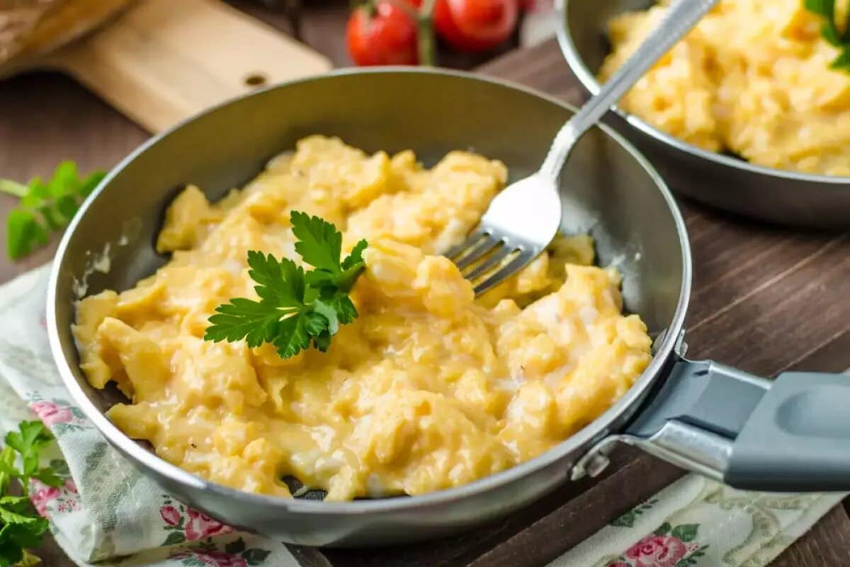 Jedna polévková lžíce na jedno vejce. Žádná míchaná vejce nejsou zdravější.
