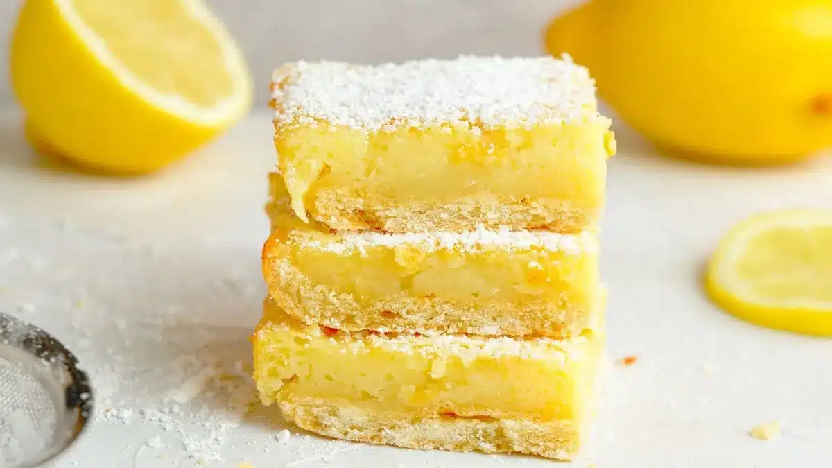 Jak připravit citronové dortíky: recept na vlhké citronové čtverečky ze 6 ingrediencí za 40 minut.