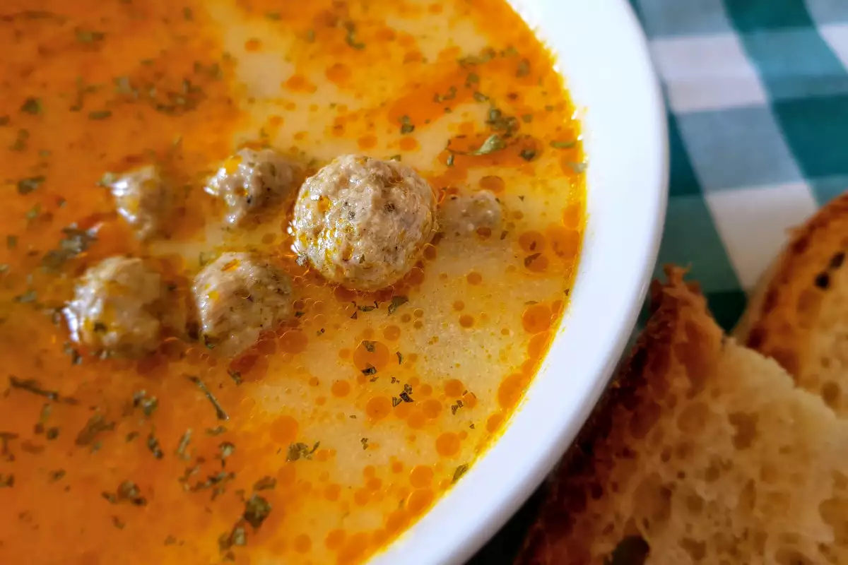 Hotovo za minutu: vydatná polévka z mletého masa a sýra k večeři.