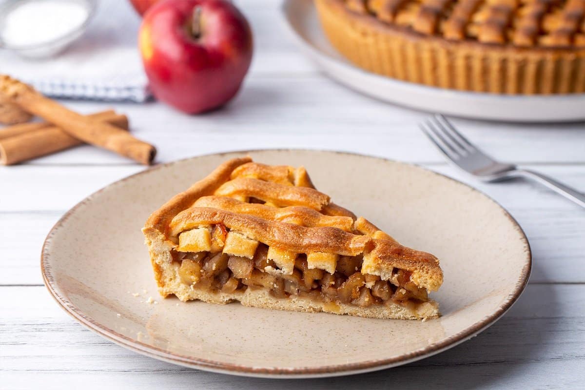 Zahušťuji jablečný koláč pomocí chytrého triku. Poměr 1:1 je dostačující a koláč dobře drží tvar.