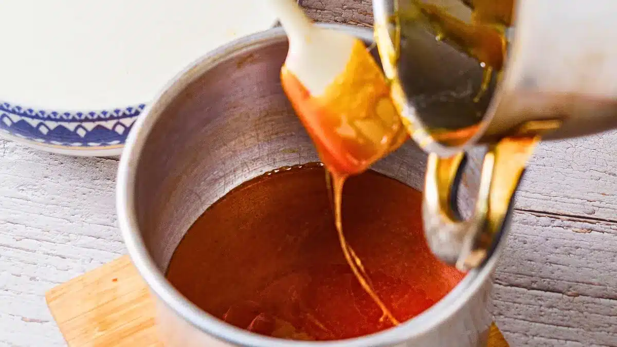 Jak připravit tekutou karamelu na dezerty: recept s jednou tajnou přísadou, která zabraňuje jejímu ztuhnutí.