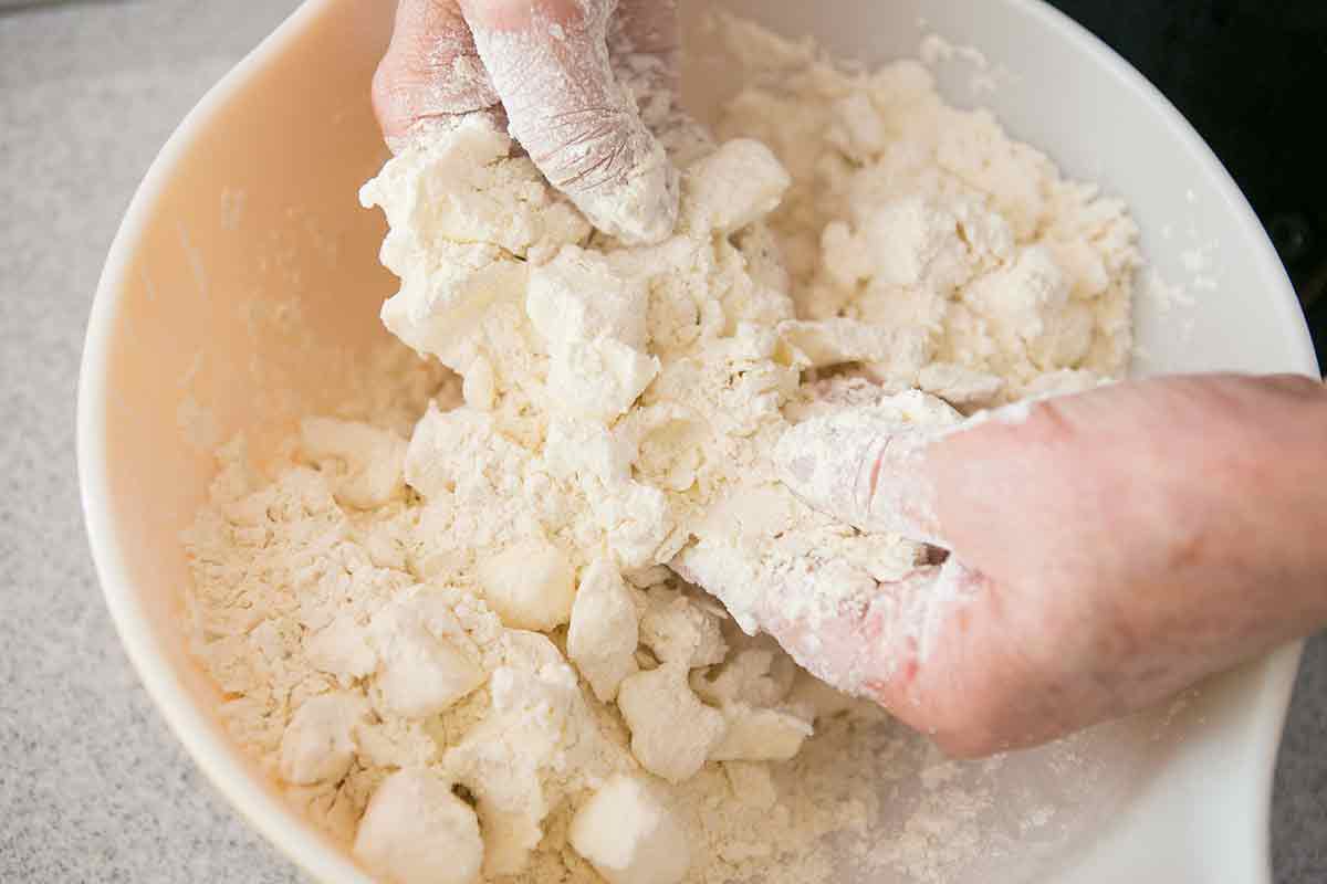 Nejlepší křehké těsto, které se doslova rozplývá v ústech. Tento jablečný koláč je tak chutný, že zmizí z plechu během okamžiku.