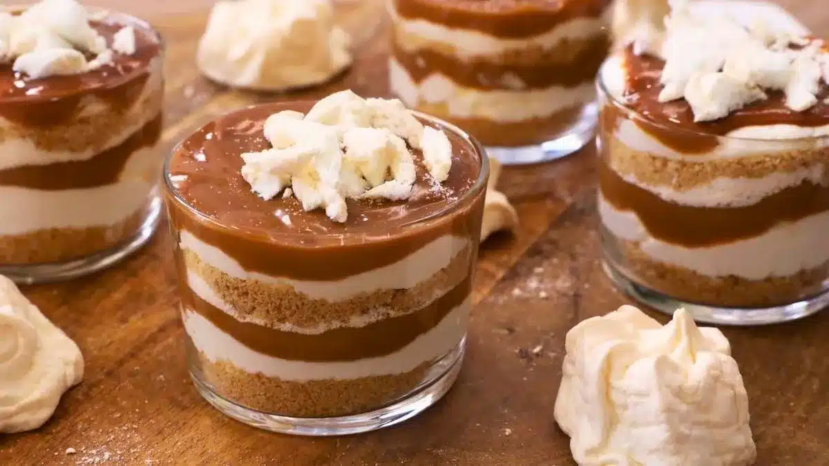 Jak připravit uruguayský polvito: recept na tradiční dezert s dulce de leche, vanilkovými vaflemi a meringem.