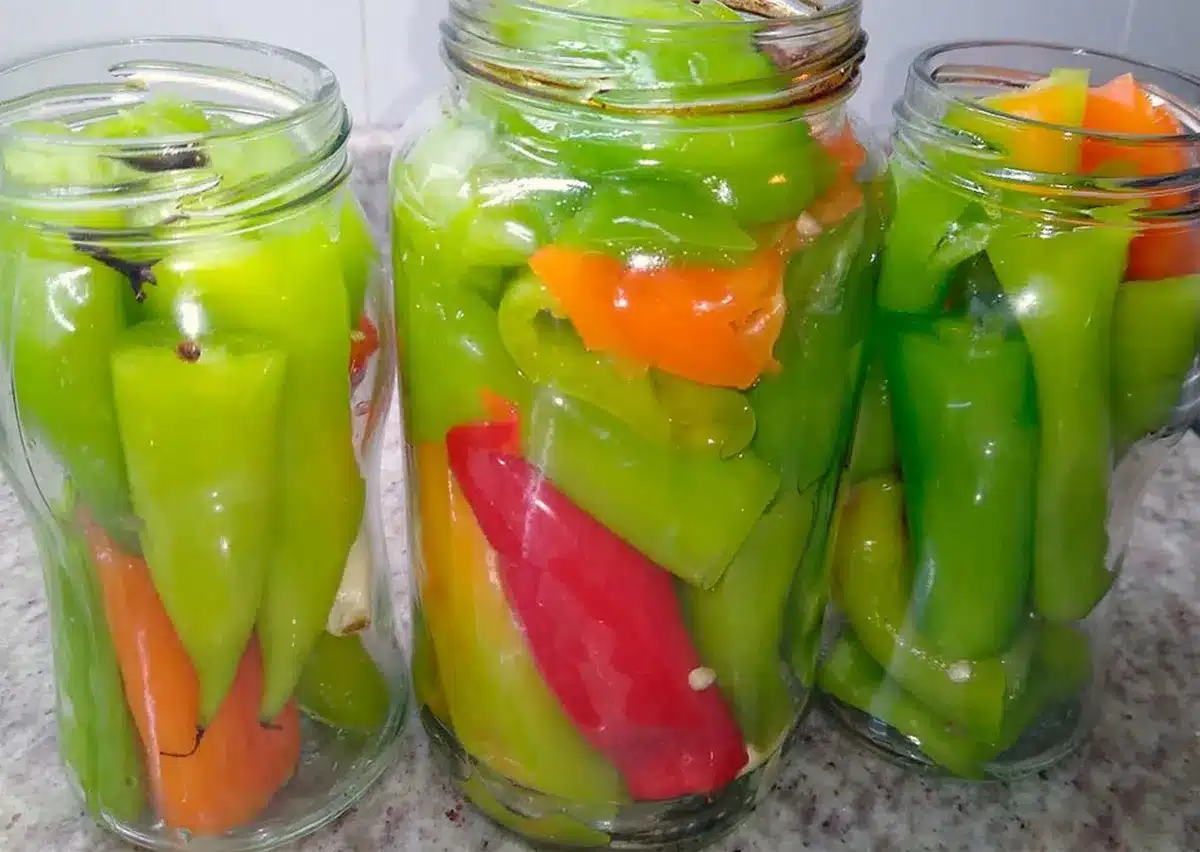 Jak připravit nakládané chilli papričky: domácí zavařenina podle jednoduchého a rychlého receptu.