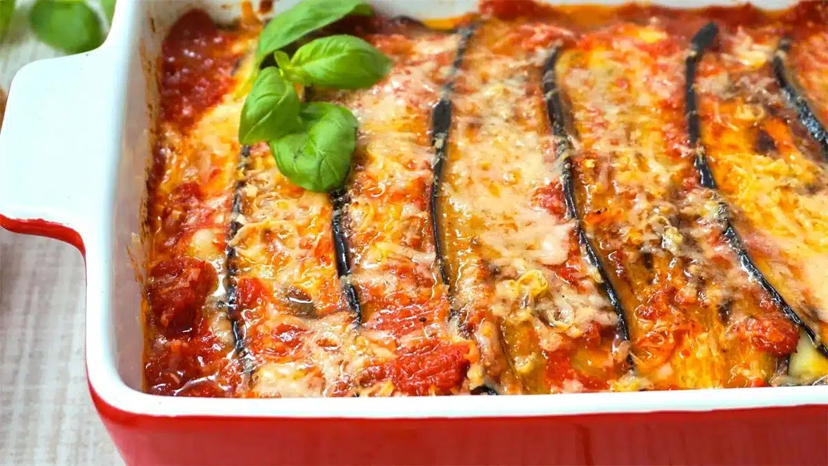 Jak připravit lilky s parmazánem: recept s omáčkou a zapečeným sýrem.