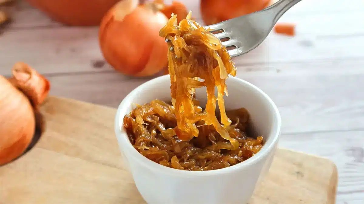 Jak připravit karamelizovanou cibuli: lahodný a chutný recept s jednou tajnou ingrediencí.