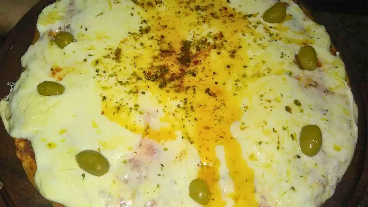 Domácí pizza z 1 kg mouky: jednoduché těsto z 5 ingrediencí, nadýchané, chutné a rychle připravené.