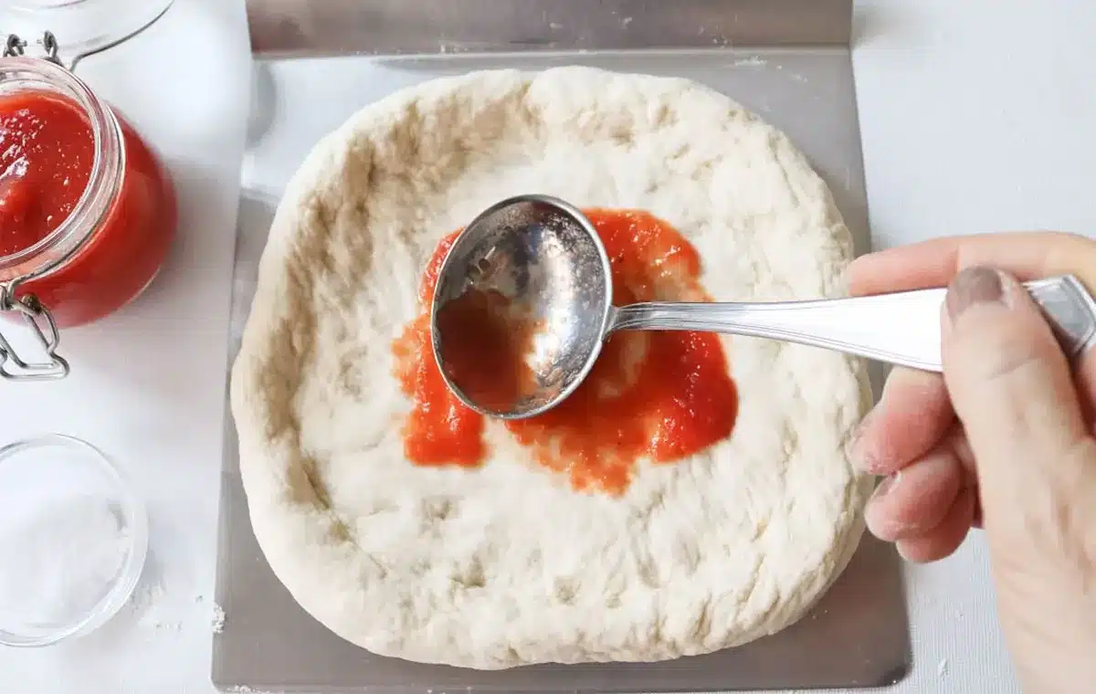 Domácí pizza z 1 kg mouky: jednoduché těsto z 5 ingrediencí, nadýchané, chutné a rychle připravené.