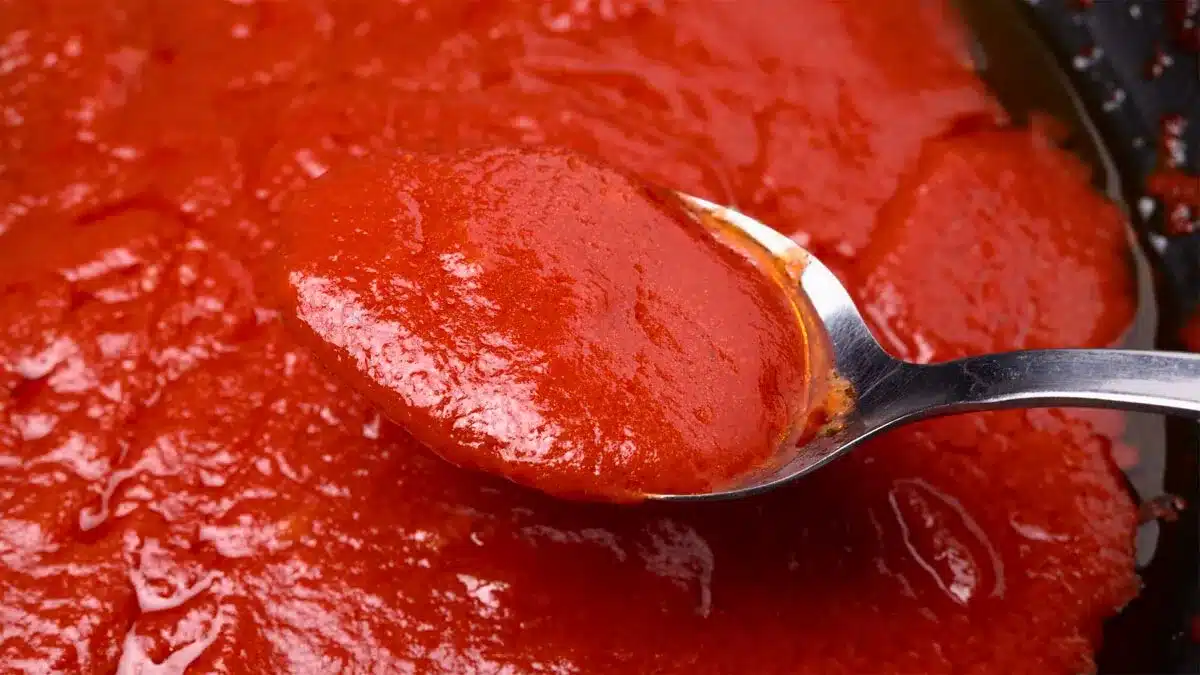 Domácí pizza z 1 kg mouky: jednoduché těsto z 5 ingrediencí, nadýchané, chutné a rychle připravené.