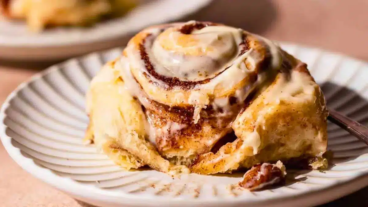 Jak připravit skořicovou buchtu v hrnku: recept, který se připravuje za 1 minutu v mikrovlnné troubě.