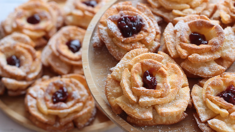 Nejedná se o faworki, ale o karnevalové růže. Křupavé, chutné, připravené ve fritéze.